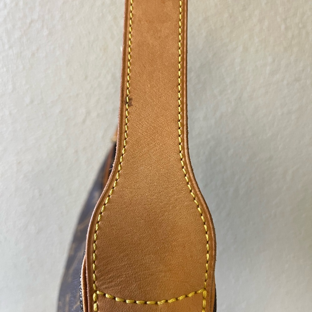 🔥SALE🔥LOUIS VUITTON CROISSANT. Excellent condition. Original dust bag. - Picture 3 of 12
